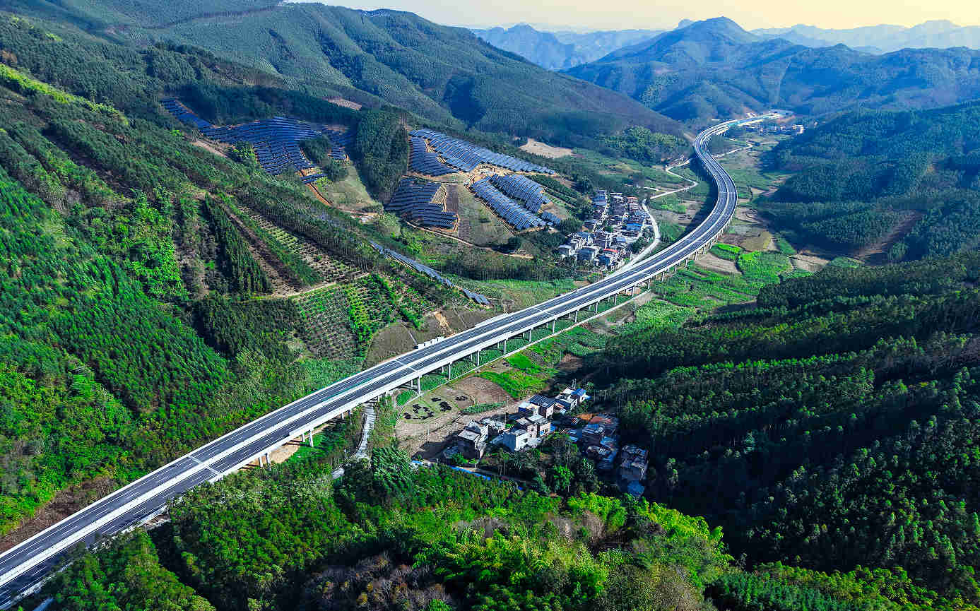 ������ͨͶ�ʼ��Ű�ɫ�����������ٹ�·����ͨ��