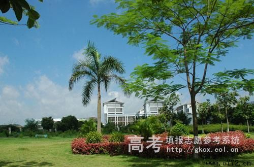 ���ݸߵ�ʦ��ѧУ