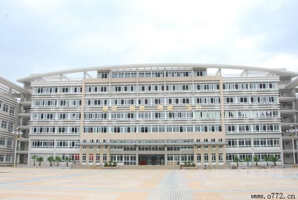 ���ݸߵ�ʦ��ѧУ