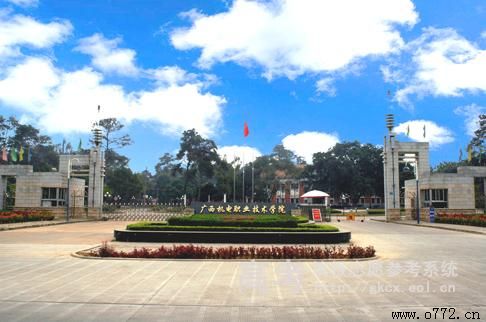 ���ݸߵ�ʦ��ѧУ